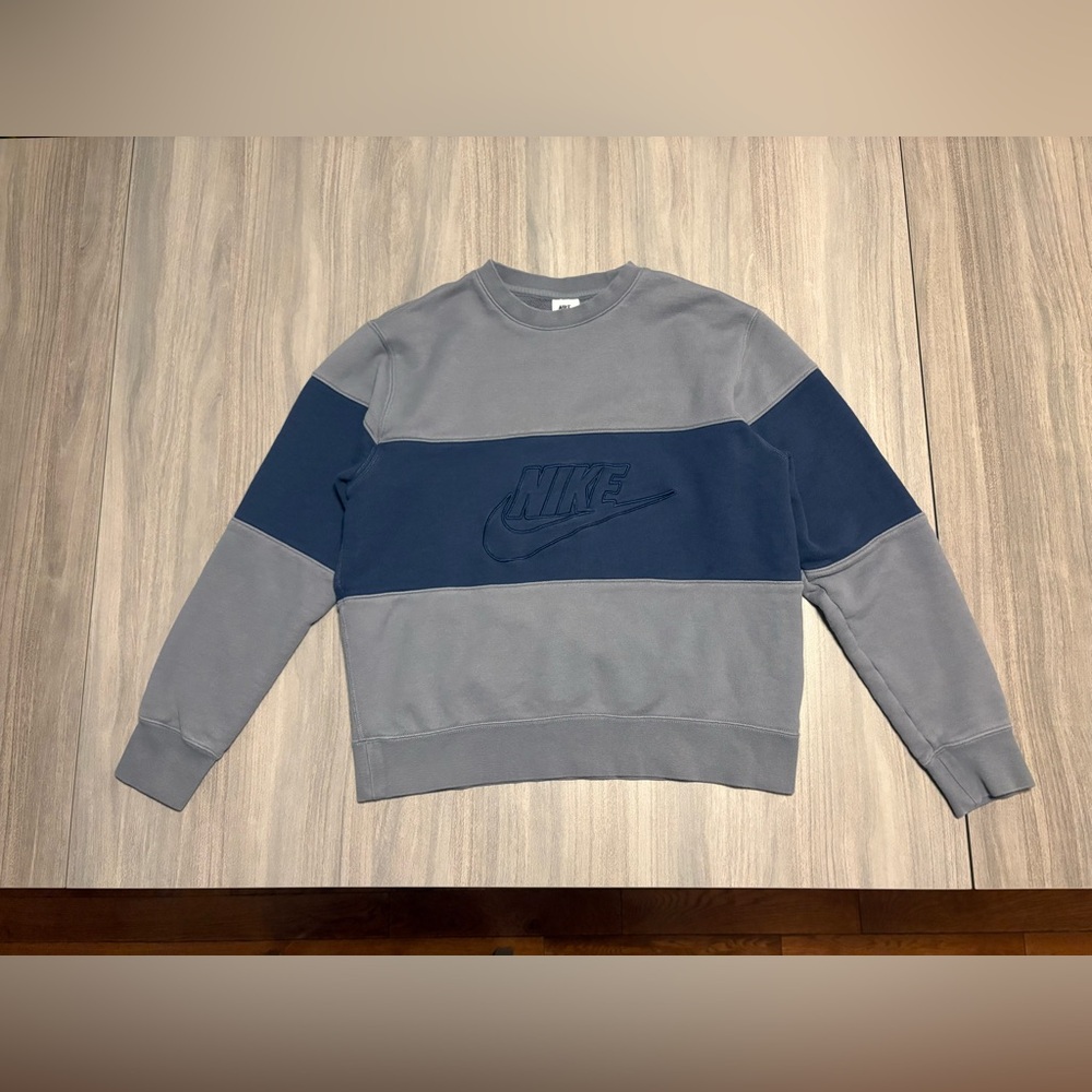 Vintage looking Worn nike Club Sweatshirt Mens Medium Crewneck Gray/Blue